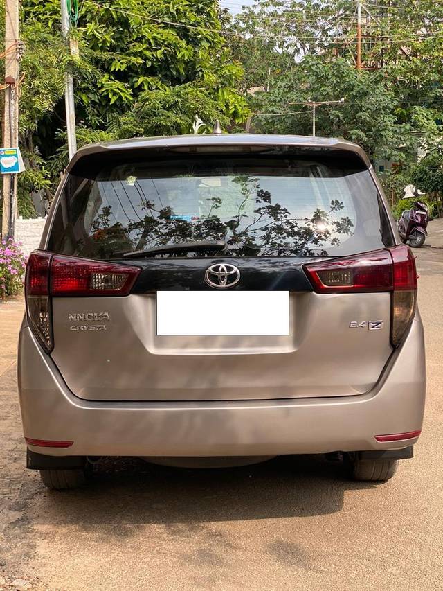 https://images10.gaadi.com/usedcar_image/3685063/original/processed_img2920296__used_car_2920296_1700745735.jpg?imwidth=6402