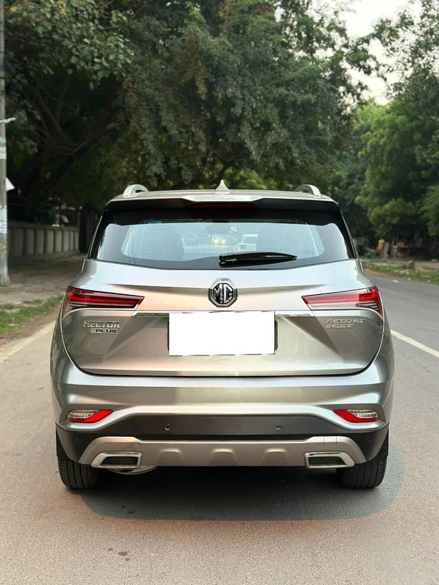 https://images10.gaadi.com/usedcar_image/3685109/original/processed_img2920328__used_car_2920328_1700747382.jpg?imwidth=6402
