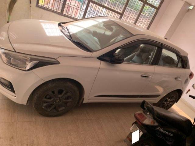 https://images10.gaadi.com/usedcar_image/3685792/original/processed_9f1438f7-87dd-41e2-89af-d3f958ebb543.jpeg?imwidth=6401