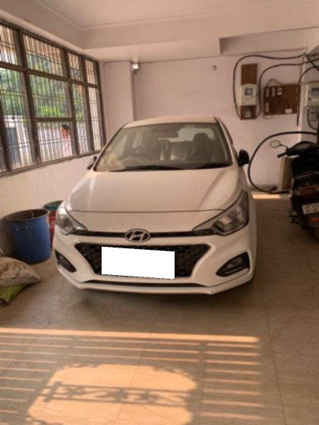 https://images10.gaadi.com/usedcar_image/3685792/original/processed_a2425345-af80-4053-ac7d-055b39351861.jpeg?imwidth=6402