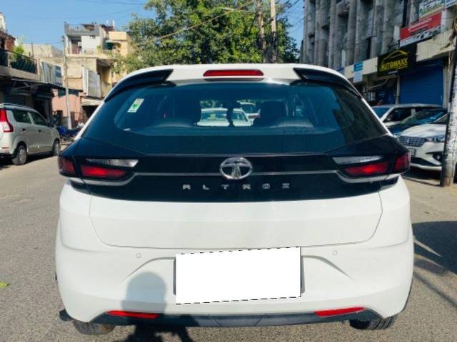 https://images10.gaadi.com/usedcar_image/3685831/original/processed_7410b750-8472-4f02-8d8d-6eb92f04b64e.jpeg?imwidth=6402