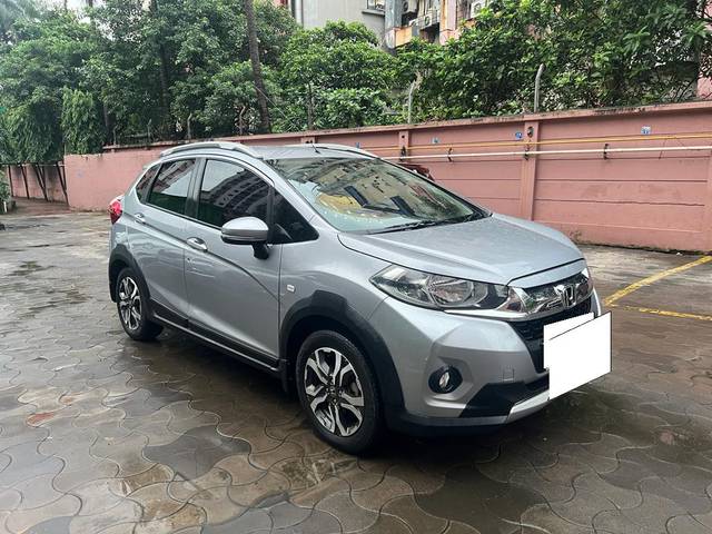 https://images10.gaadi.com/usedcar_image/3686116/original/processed_img2920910__used_car_2920910_1700805988.jpg?imwidth=6400