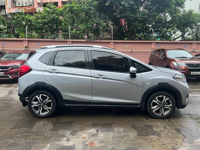 https://images10.gaadi.com/usedcar_image/3686116/original/processed_img2920910__used_car_2920910_1700805991.jpg?imwidth=6401