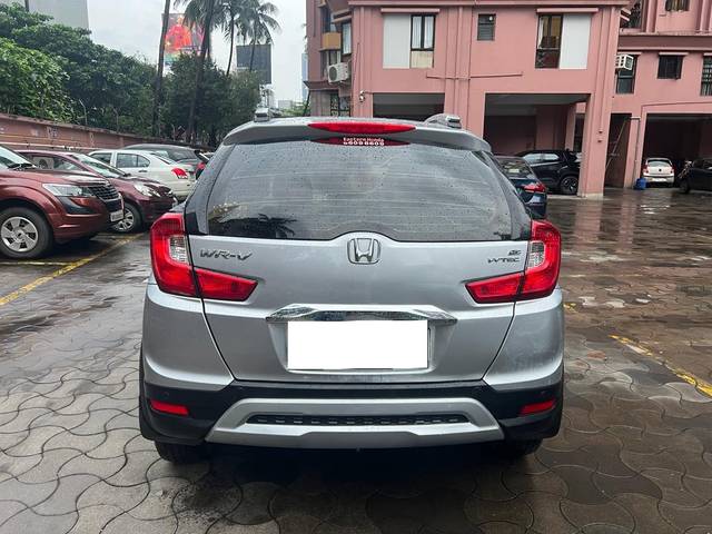 https://images10.gaadi.com/usedcar_image/3686116/original/processed_img2920910__used_car_2920910_1700806002.jpg?imwidth=6402