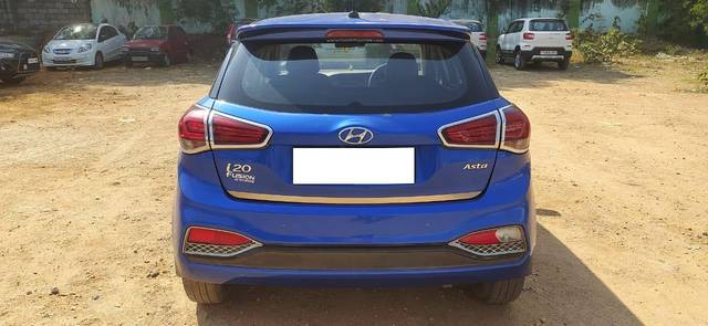 https://images10.gaadi.com/usedcar_image/3686216/original/processed_img2920966__usedcar_02_2161700808527_1700808552.jpg?imwidth=6401