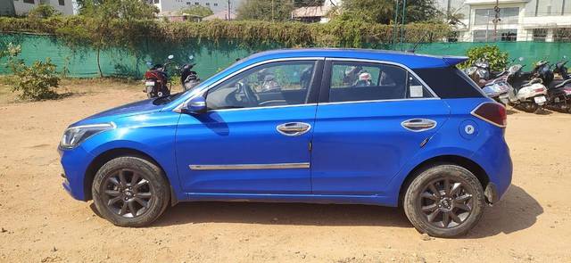 https://images10.gaadi.com/usedcar_image/3686216/original/processed_img2920966__usedcar_04_2161700808527_1700808552.jpg?imwidth=6402