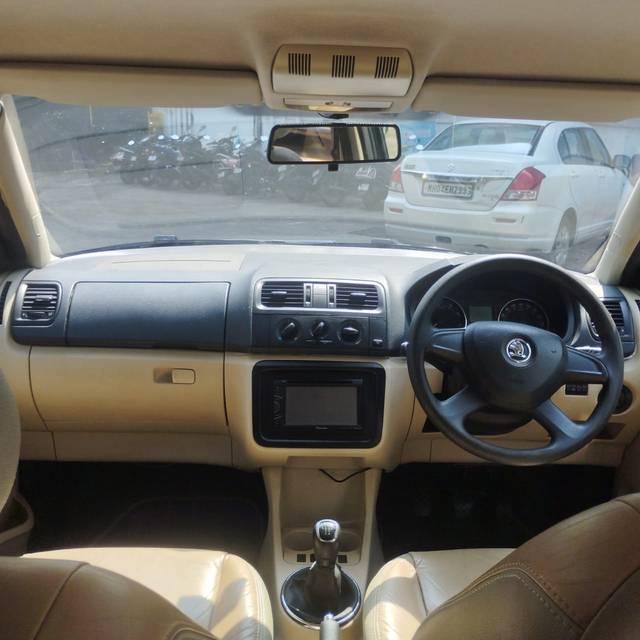 https://images10.gaadi.com/usedcar_image/3686225/original/img2920973__usedcar_7_42001700808578_1700808602.jpeg?imwidth=6402