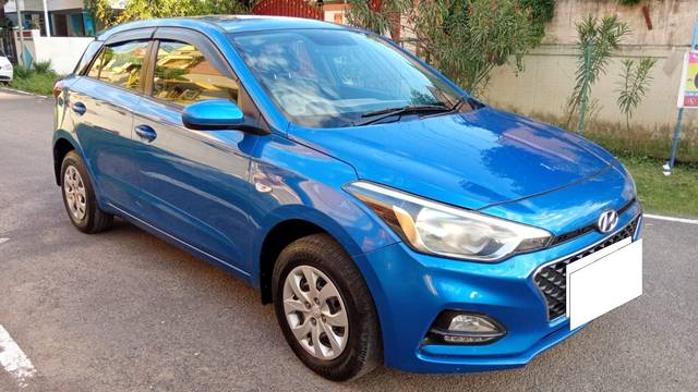 https://images10.gaadi.com/usedcar_image/3686372/original/processed_img2921069__used_car_2921069_1700813696.jpg?imwidth=6400