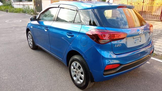 https://images10.gaadi.com/usedcar_image/3686372/original/processed_img2921069__used_car_2921069_1700813727.jpg?imwidth=6402
