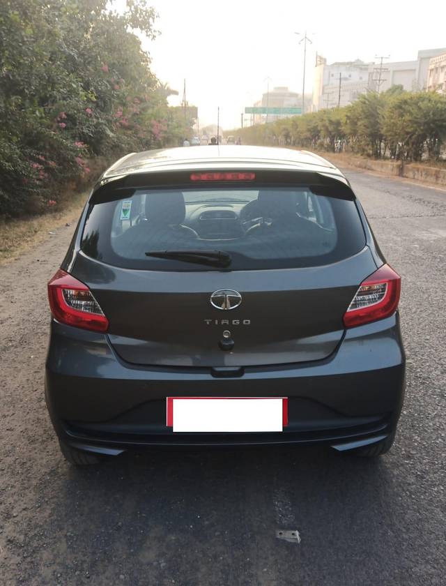 https://images10.gaadi.com/usedcar_image/3686413/original/processed_img2921100__used_car_2921100_1700814917.jpg?imwidth=6402