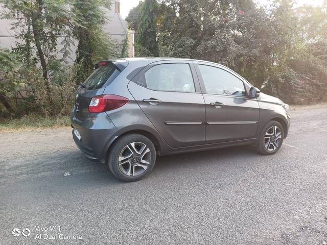 https://images10.gaadi.com/usedcar_image/3686413/original/processed_img2921100__used_car_2921100_1700814920.jpg?imwidth=6401