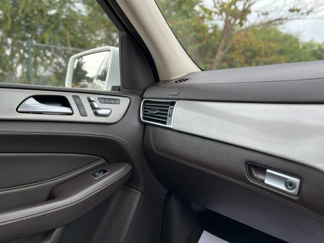 https://images10.gaadi.com/usedcar_image/3686435/original/img2921111__used_car_2921111_1700815506.jpg?imwidth=6401
