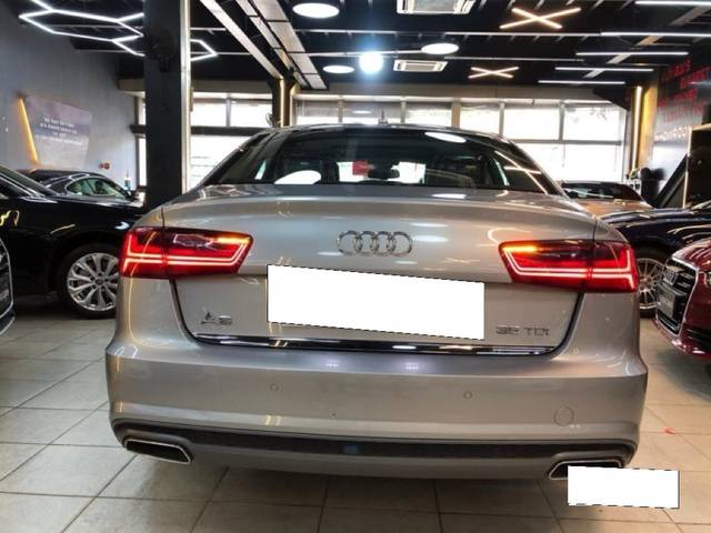 https://images10.gaadi.com/usedcar_image/3686445/original/processed_img2921119__used_car_2921119_1700816129.jpg?imwidth=6401