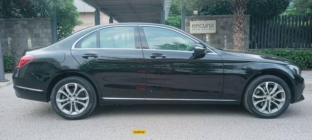 https://images10.gaadi.com/usedcar_image/3686458/original/processed_img2921126__used_car_2921126_1700816253.jpg?imwidth=6401