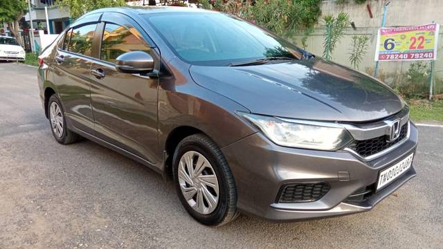 https://images10.gaadi.com/usedcar_image/3686480/original/processed_img2921140__used_car_2921140_1700816962.jpg?imwidth=6400