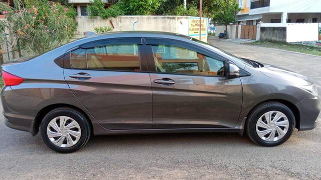 https://images10.gaadi.com/usedcar_image/3686480/original/processed_img2921140__used_car_2921140_1700816964.jpg?imwidth=6401