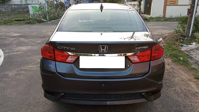 https://images10.gaadi.com/usedcar_image/3686480/original/processed_img2921140__used_car_2921140_1700816965.jpg?imwidth=6402