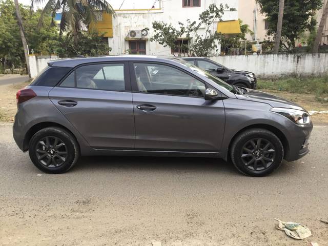 https://images10.gaadi.com/usedcar_image/3686488/original/img2921142__used_car_2921142_1700817214.jpg?imwidth=6401