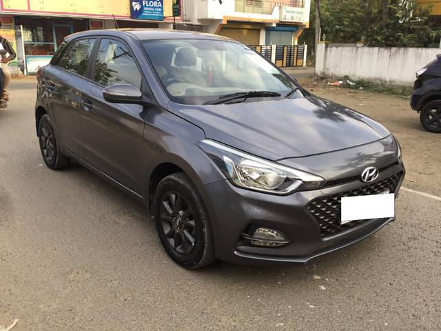 https://images10.gaadi.com/usedcar_image/3686488/original/processed_img2921142__used_car_2921142_1700817216.jpg?imwidth=6400