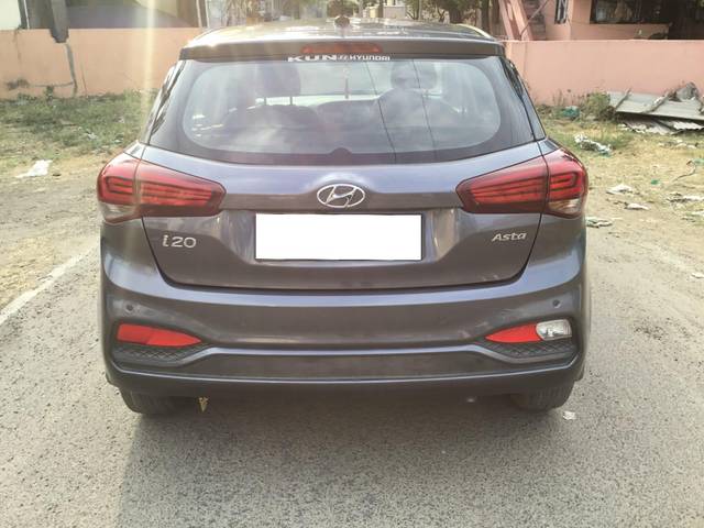 https://images10.gaadi.com/usedcar_image/3686488/original/processed_img2921142__used_car_2921142_1700817217.jpg?imwidth=6402