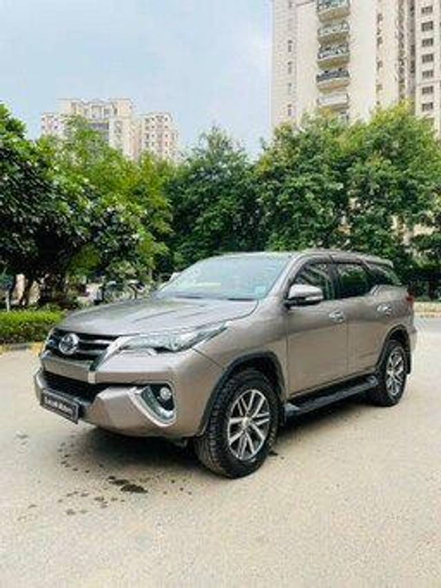 https://images10.gaadi.com/usedcar_image/3686575/original/processed_img2921196__used_car_2921196_1700979344.jpg?imwidth=6402