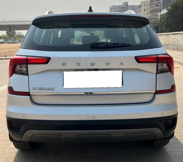 https://images10.gaadi.com/usedcar_image/3686595/original/processed_img2921213__usedcar_18_11461700819670_1700819701.jpg?imwidth=6402