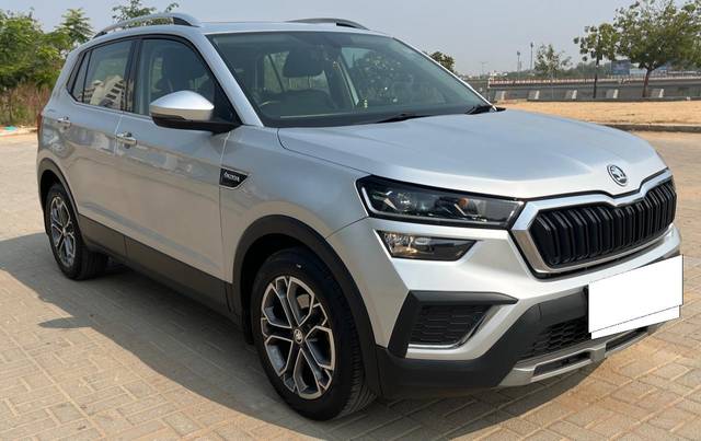 https://images10.gaadi.com/usedcar_image/3686595/original/processed_img2921213__usedcar_2_11461700819670_1700819685.jpg?imwidth=6400