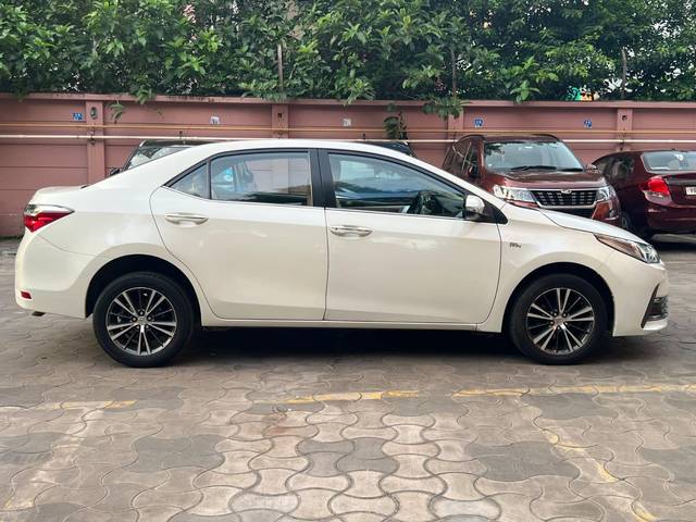 https://images10.gaadi.com/usedcar_image/3686609/original/processed_img2921222__used_car_2921222_1700820476.jpg?imwidth=6402