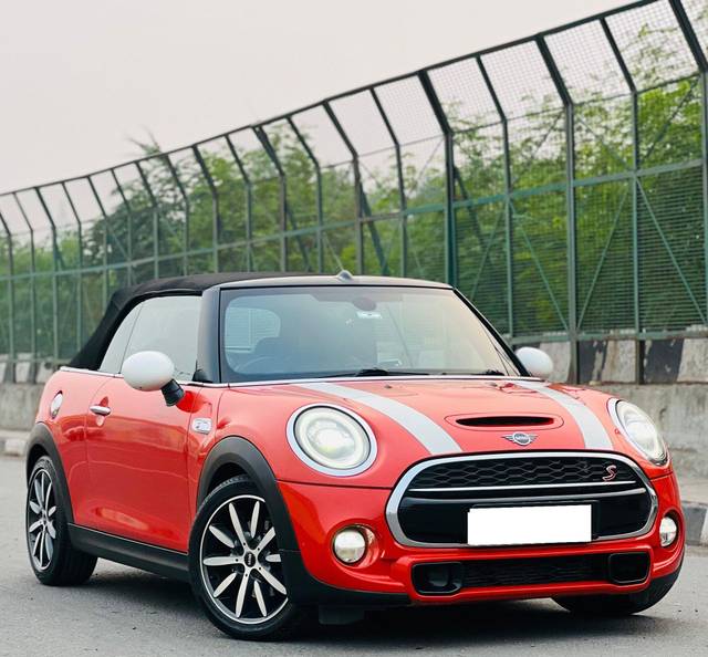 https://images10.gaadi.com/usedcar_image/3686614/original/processed_img2921226__used_car_2921226_1700820570.jpg?imwidth=6402