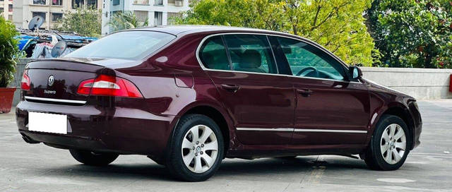 https://images10.gaadi.com/usedcar_image/3686621/original/processed_img2921231__used_car_2921231_1700820808.png?imwidth=6402