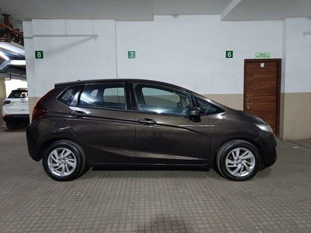 https://images10.gaadi.com/usedcar_image/3686636/original/processed_img2921238__used_car_2921238_1700827553.jpg?imwidth=6401
