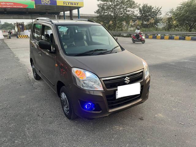 https://images10.gaadi.com/usedcar_image/3686739/original/processed_img2921306__used_car_2921306_1700823513.jpg?imwidth=6400