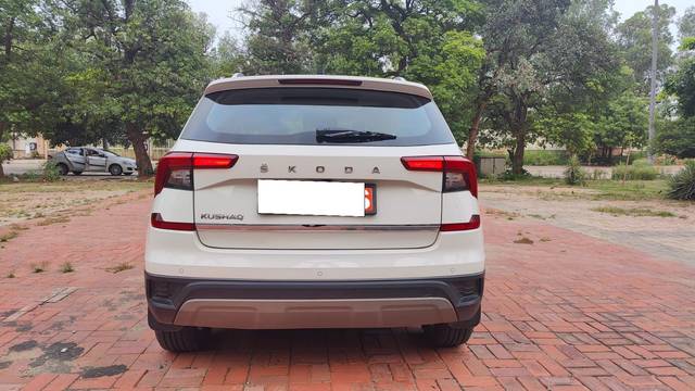 https://images10.gaadi.com/usedcar_image/3686831/original/processed_img2921369__used_car_2921369_1700825609.jpg?imwidth=6402