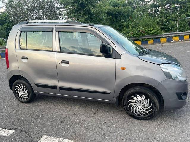 https://images10.gaadi.com/usedcar_image/3686836/original/processed_img2921371__used_car_2921371_1700825905.jpg?imwidth=6401