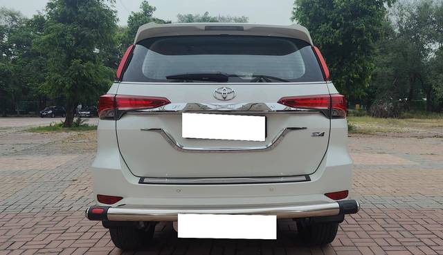 https://images10.gaadi.com/usedcar_image/3686839/original/processed_img2921374__used_car_2921374_1700826006.jpg?imwidth=6402