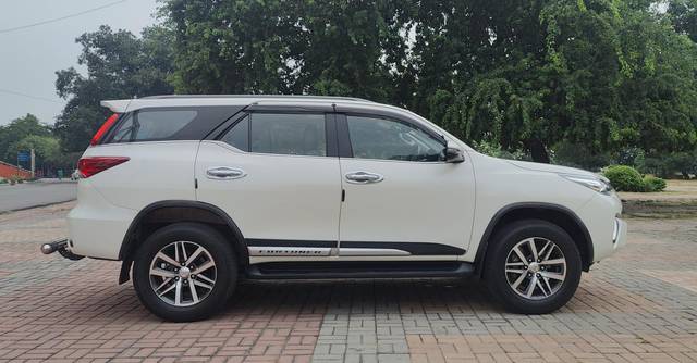 https://images10.gaadi.com/usedcar_image/3686839/original/processed_img2921374__used_car_2921374_1700826030.jpg?imwidth=6401