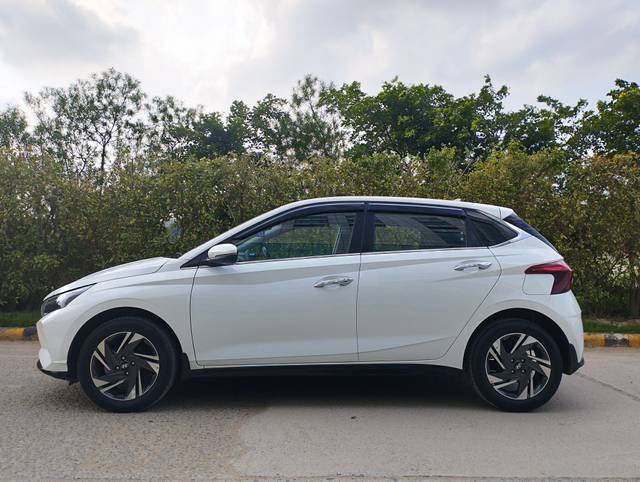 https://images10.gaadi.com/usedcar_image/3686991/original/img2921468__used_car_2921468_1700829657.jpg?imwidth=6402