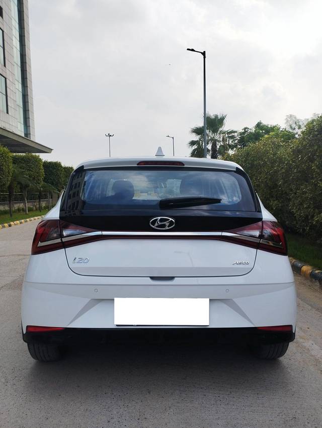 https://images10.gaadi.com/usedcar_image/3686991/original/processed_img2921468__used_car_2921468_1700829664.jpg?imwidth=6401