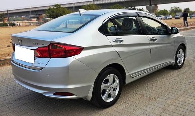 https://images10.gaadi.com/usedcar_image/3687011/original/processed_img2921484__usedcar_img_20231124_wa0061_2921484_1700830381.jpg?imwidth=6402