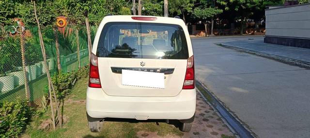https://images10.gaadi.com/usedcar_image/3687039/original/processed_img2921504__used_car_2921504_1700831347.jpg?imwidth=6401