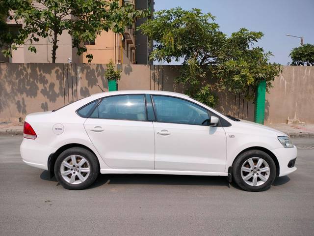 https://images10.gaadi.com/usedcar_image/3687050/original/processed_img2921510__used_car_2921510_1700890385.jpg?imwidth=6401