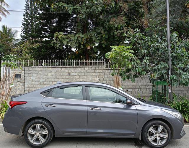 https://images10.gaadi.com/usedcar_image/3687126/original/processed_img2921556__used_car_2921556_1700833687.jpg?imwidth=6401