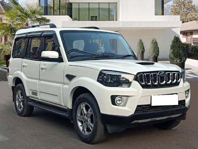 https://images10.gaadi.com/usedcar_image/3687134/original/processed_img2921560__used_car_2921560_1702525462.jpg?imwidth=6400