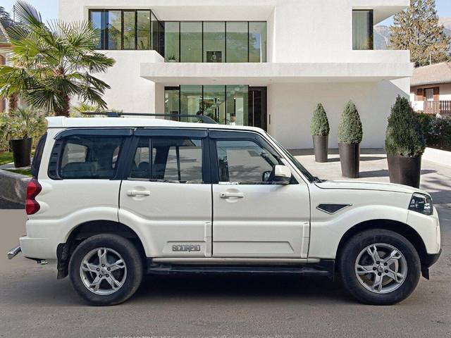 https://images10.gaadi.com/usedcar_image/3687134/original/processed_img2921560__used_car_2921560_1702525472.jpg?imwidth=6401