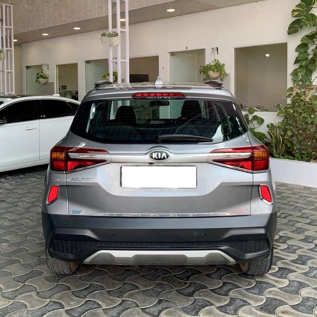 https://images10.gaadi.com/usedcar_image/3687553/original/processed_img2921621__used_car_2921621_1700885935.jpg?imwidth=6402