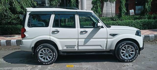 https://images10.gaadi.com/usedcar_image/3687670/original/processed_img2921681__used_car_2921681_1700889995.jpg?imwidth=6401