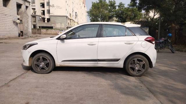 https://images10.gaadi.com/usedcar_image/3687679/original/18__VCC_IMG_1700282548944_1820421_95_1700282822.jpg?imwidth=6401