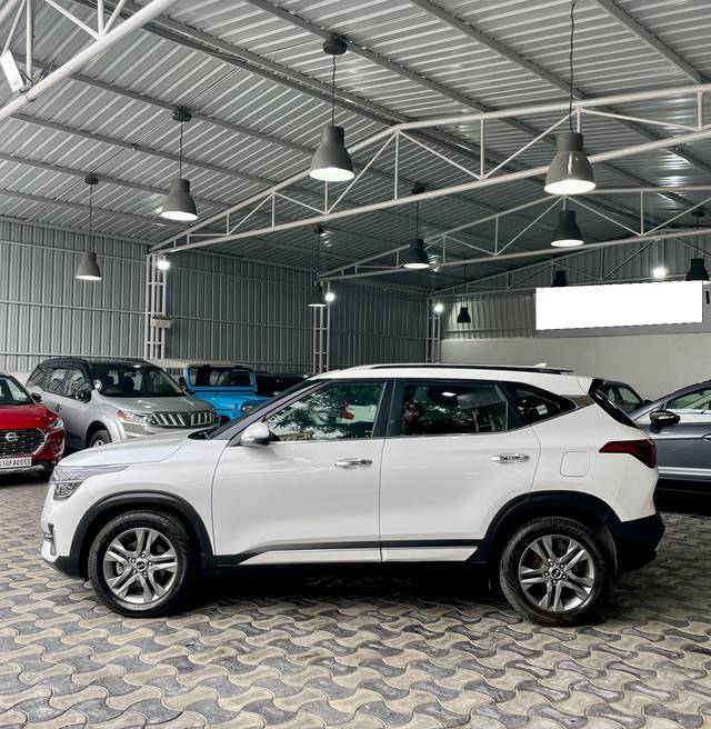 https://images10.gaadi.com/usedcar_image/3687702/original/processed_img2921702__used_car_2921702_1700890777.jpg?imwidth=6402