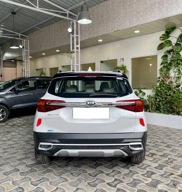 https://images10.gaadi.com/usedcar_image/3687702/original/processed_img2921702__used_car_2921702_1700890778.jpg?imwidth=6401