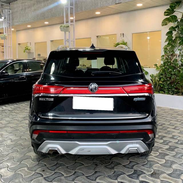 https://images10.gaadi.com/usedcar_image/3687734/original/processed_img2921717__used_car_2921717_1700891449.jpg?imwidth=6402